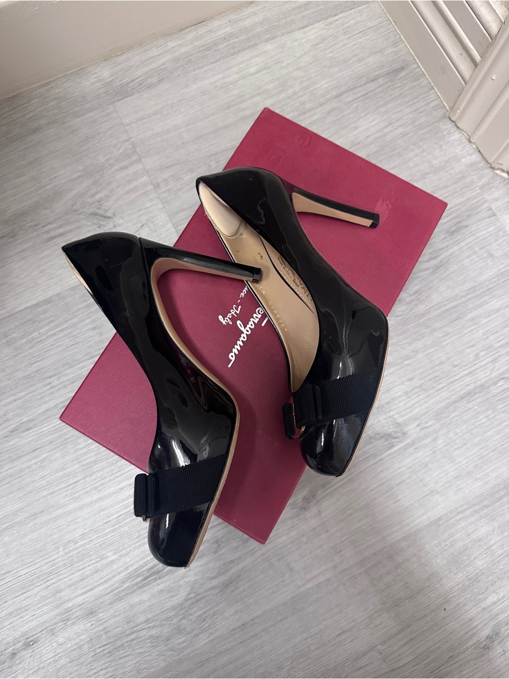Salvatore Ferragamo Black Patent Vara Bow Pumps with Gold Plate - Picture 2 of 7